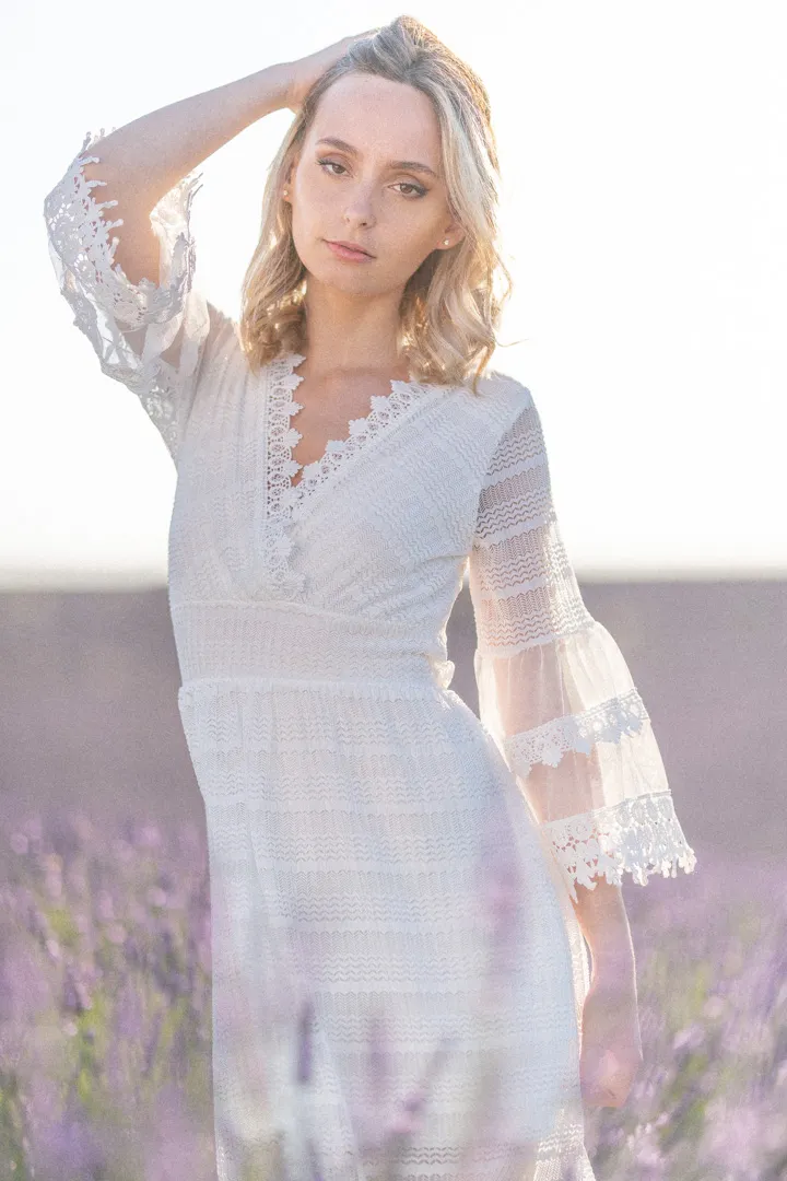 modèle en robe blanche dans les champs de lavande