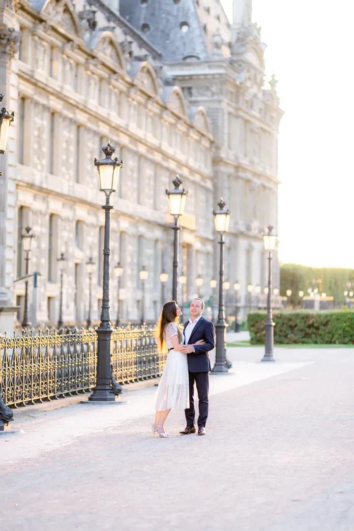 photos de couple Louvre engagement Paris