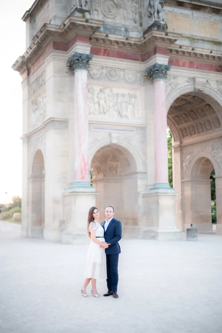 photos de couple Louvre engagement Paris